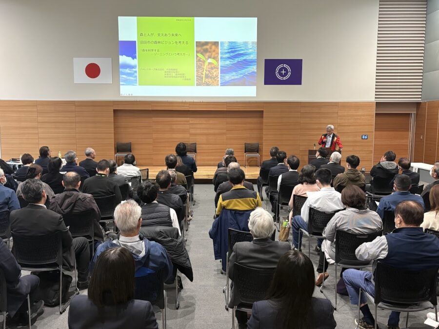 沼田市の講演会における小森氏の基調講演の様子